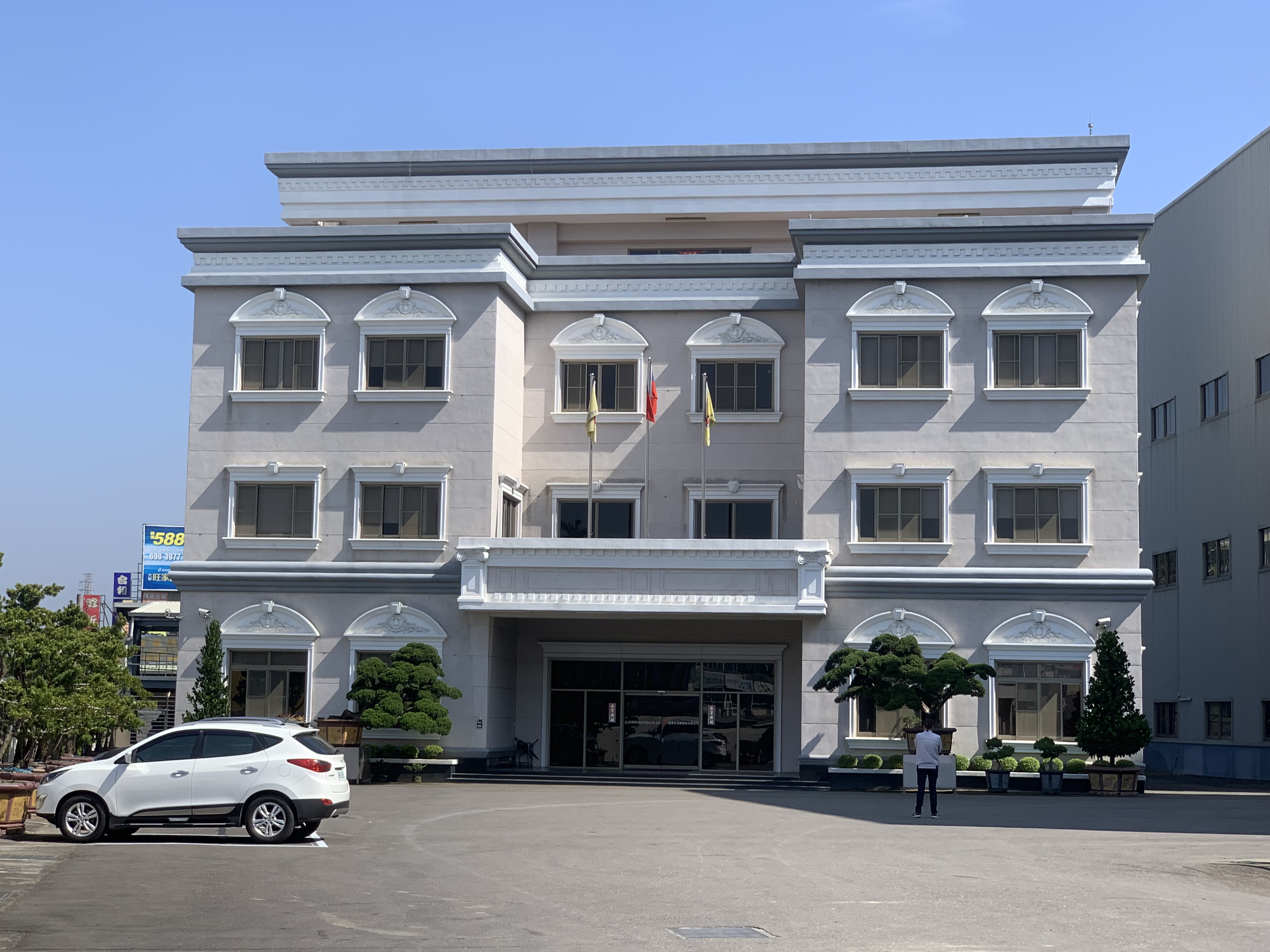 GMRC 經過了快10年了,材料一樣亮麗如新,背面的抿石子都非常的髒污